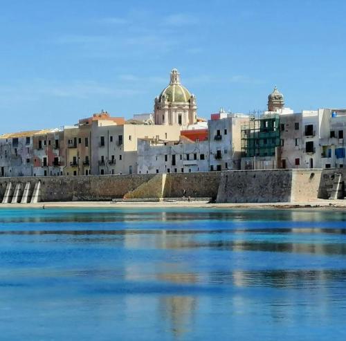 uitzicht op een stad vanaf het water bij Amira Apartments Trapani in Trapani