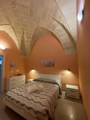 ein Schlafzimmer mit einem großen Bett und einer Steindecke in der Unterkunft Il Rifugio in Oria