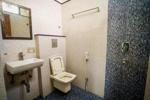 ジャイプールにあるHOTEL ATHITI INN JAIPURのバスルーム(トイレ、洗面台、シャワー付)