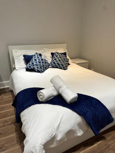 Liverpool Street Blue Bedroom tesisinde bir odada yatak veya yataklar
