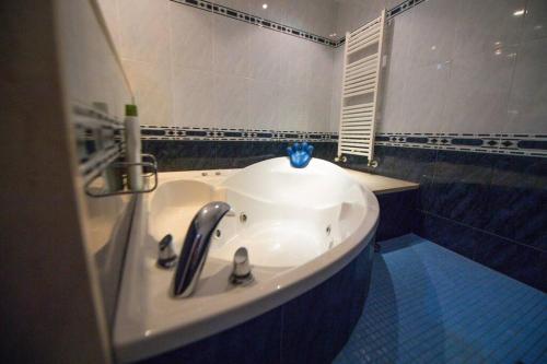 La salle de bains est pourvue d'une baignoire et d'un lavabo. dans l'établissement Casa Manuel, à Alcañiz