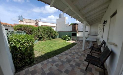 an outdoor patio with two chairs and a table at Junto Al Mar Y Centro De Santa Clara, Dos Casas in Santa Clara del Mar
