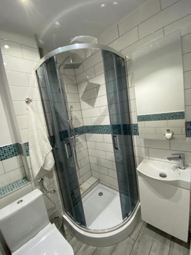 uma casa de banho com um chuveiro, um WC e um lavatório. em Apartament w samym centrum! em Dabrowa Górnicza