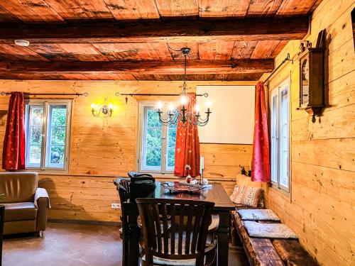 ein Esszimmer mit einem Tisch und Stühlen in einer Hütte in der Unterkunft LIETHE 13 - Ferienhaus am Malerweg in Kurort Gohrisch