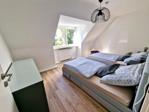 - une chambre avec 2 lits et une table dans l'établissement Bis 4 Pers. 0,3 km zur City von Wuppertal – neuwertige Wohnung, à Wuppertal
