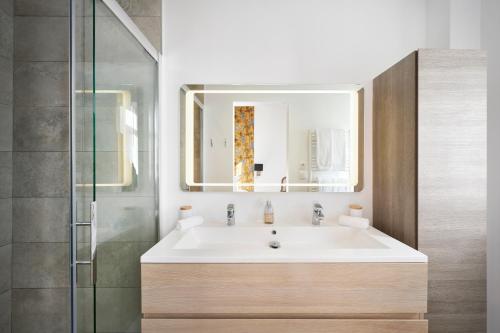 une salle de bain avec un lavabo et une douche en verre dans l'établissement Super Central, Spacious, Sunny Large Deck & SPA, à Cannes