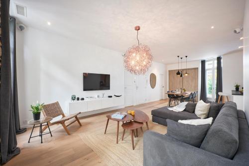 Super Central, Spacious, Sunny Large Deck & SPA