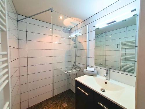 uma casa de banho com um lavatório e um espelho em Studio CLIM Terrasse Privée - Proche de la Plage em Le Grau-du-Roi