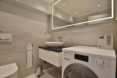 La salle de bains est pourvue d'un lave-linge et d'un lavabo. dans l'établissement Haus Schäfer, à Timmendorfer Strand