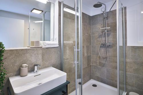 un baño con lavabo y ducha en Lüttjeod Apartmentvilla 04, en Langeoog