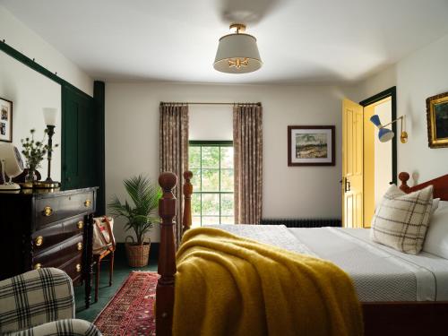 Lovell的住宿－The Ell, a Historic, Luxurious 2 bed, 2 bath Private Suite in Lovell，一间卧室配有一张黄色毯子床