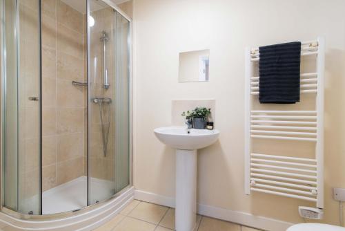 y baño con lavabo y ducha. en cheerful double en-suite with free wifi en Derby