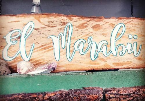 een teken dat zegt: ga gelukkig op een taart bij El Marabu Surf Resort in Aposentillo