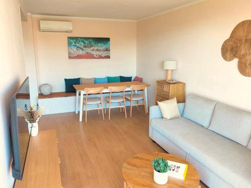 - un salon avec un canapé et une table dans l'établissement Roda Beach Apartment, à Roda de Bará