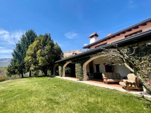 a house with a patio and a grass yard at Villa La Collina in Giais