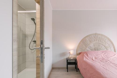 sypialnia z łóżkiem i prysznicem w pokoju w obiekcie Les Gîtes de Juliane et Eric w mieście Gedinne