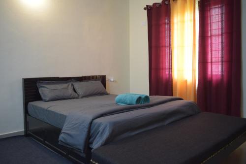 - une chambre avec un lit et une fenêtre avec des rideaux rouges dans l'établissement chaithanya wellness centre, à Vagamon