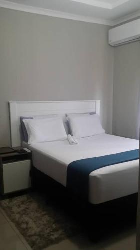Voodi või voodid majutusasutuse Chobe Blue Guest Inn toas
