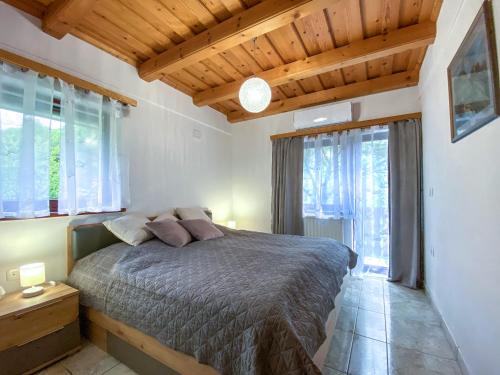 - une chambre avec un lit dans une pièce dotée de fenêtres dans l'établissement Apartment Feher Lendava, à Lendava