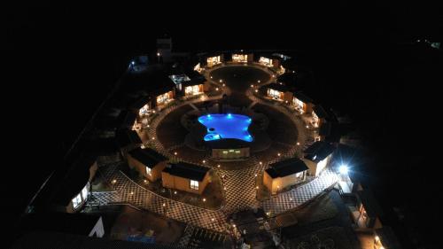 una vista aérea de una piscina por la noche en SKD RESORT AND CLUB, 
