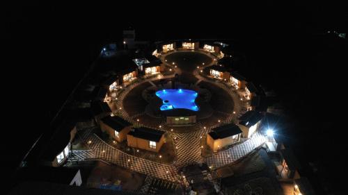 BarvālaSKD RESORT AND CLUB的享有泳池的空中景致