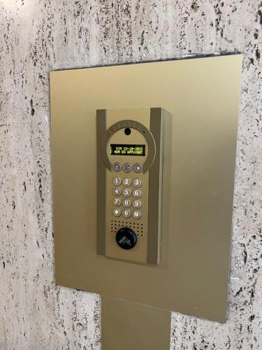 un téléphone payant est sur un mur dans l'établissement LuxAppart-Paris, à Paris