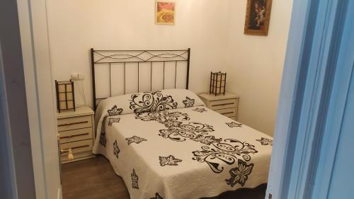 een slaapkamer met een bed en twee dressoirs bij Casa Juan in Santa Olaja de Eslonza