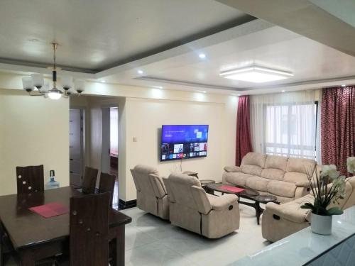 sala de estar con sofá y mesa en JVhomes2bedroom-Ndemi gardens en Nairobi
