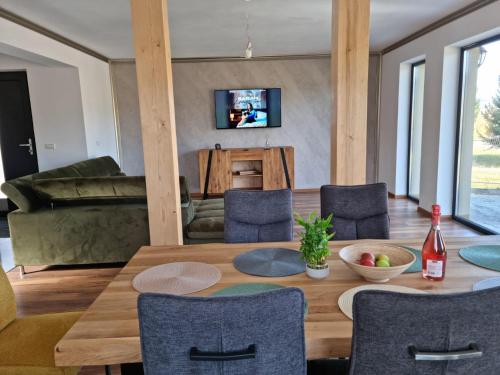uma sala de jantar com uma mesa de madeira e cadeiras em Vila Lac em Brasov