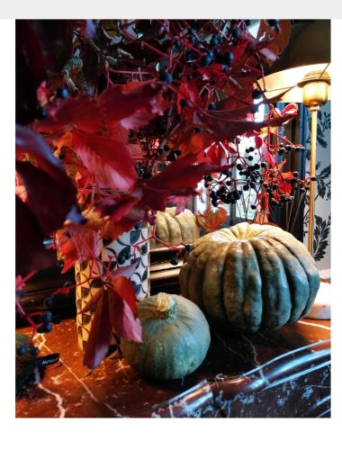 un grupo de calabazas sentadas en una mesa en La Maison de Ville, en Compiègne