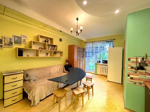 Schlafzimmer mit einem Bett, einem Schreibtisch und einem Tisch in der Unterkunft Pechersky Hostel in Kiew