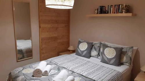 Säng eller sängar i ett rum på Apartment in Chalet Chamoissiere