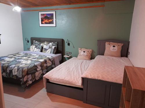 - une chambre avec 2 lits et des oreillers dans l'établissement LES SOMMETS DE SALAZIE CHAMBRES D'HÔTES, à Salazie
