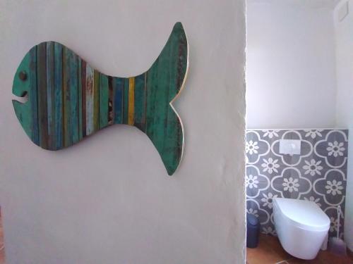 Loft Carriones في Castilléjar: حمام مع وضع علامة على الحائط بجانب المرحاض