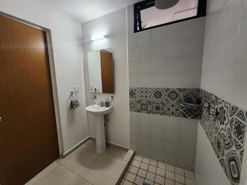 ein Badezimmer mit einem WC, einem Waschbecken und einem Spiegel in der Unterkunft Confortante departamento con Pkg Privado in Guadalajara