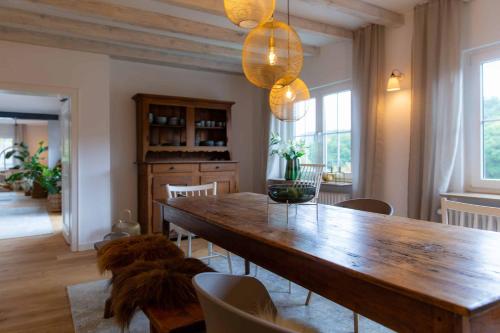 uma sala de jantar com uma mesa de madeira e cadeiras em N3 Quartier em Kall
