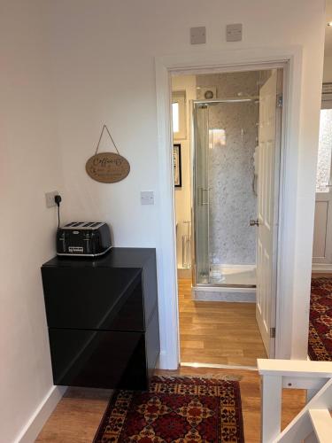 Koupelna v ubytování 1 Bedroom & Bathroom (No kitchen) (Garden) (Driveway)