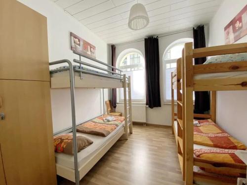 Zimmer mit 2 Etagenbetten und Flur in der Unterkunft StayINN Lindenau in Leipzig