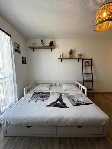 une chambre avec un grand lit dans une pièce dans l'établissement Cosy Studio, à Fréjus