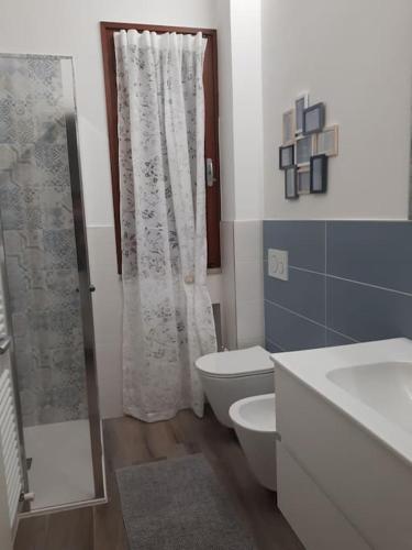 a bathroom with a toilet sink and a shower at Appartamento con vista mare in Cesenatico