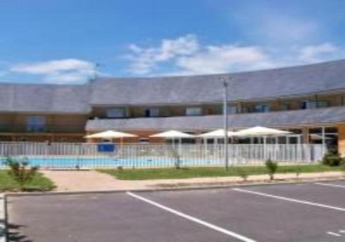 Bazén v ubytování De la détente dans ce coin de campagne. nebo v jeho okolí