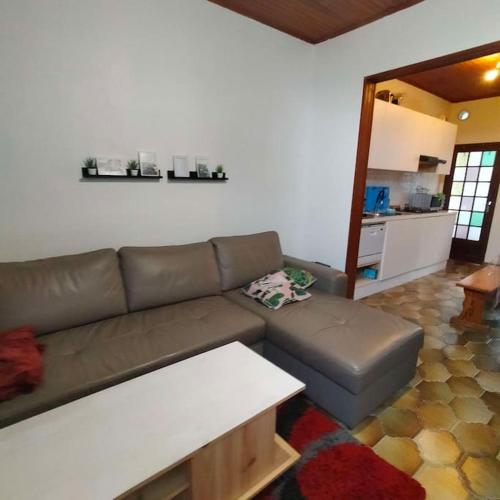 un salon avec un canapé et une table dans l'établissement Maison de pêcheur proche du port,plage et commerces chez SAJA, à Fécamp