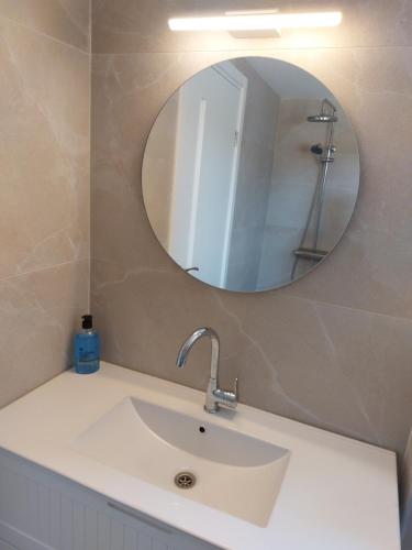 W łazience znajduje się umywalka i lustro. w obiekcie בריזה במדבר w mieście Idan