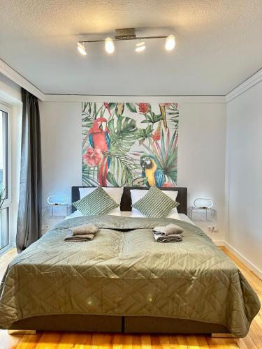 - une chambre avec un grand lit orné d'une peinture murale dans l'établissement City-Penthouse mit Dachterrassen in lebhafter Fußgängerzone K4, à Oldenbourg