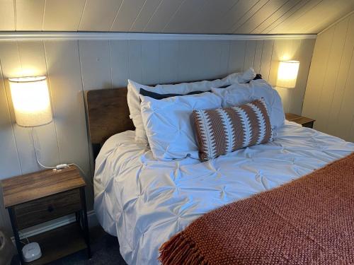 een slaapkamer met een bed met twee lampen erop bij Cape Cod Loft - Room near Liberty! in Lynchburg