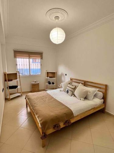 - une chambre avec un grand lit dans l'établissement Dar R’YAH Appartement - Tamraght, Taghazout, à Agadir