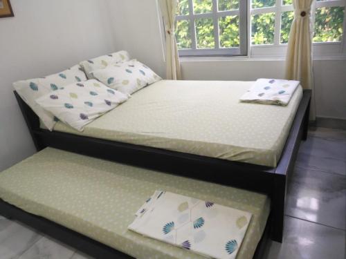 - 2 lits jumeaux dans une chambre avec fenêtre dans l'établissement Finca Nuevo Sol (Hermosa casa de descanso), à Melgar