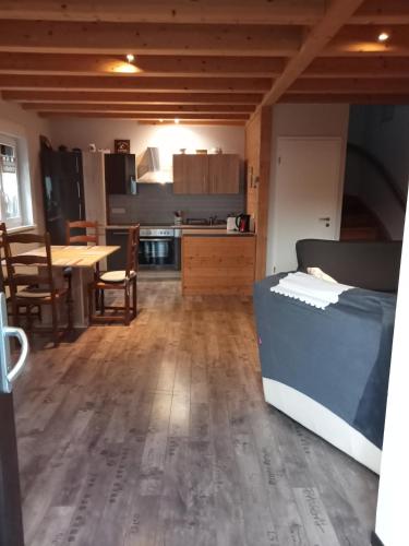 une chambre avec un lit et une cuisine avec une table dans l'établissement Marlibelle 2, à Valff