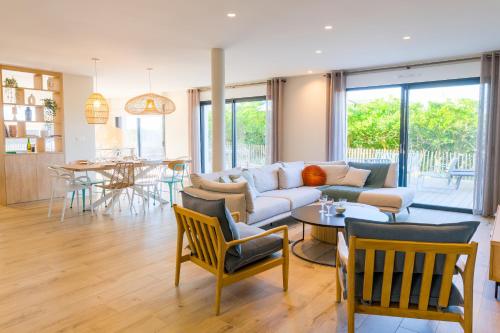 uma sala de estar com um sofá e uma mesa em Escale à Saint-Gué em Penmarcʼh