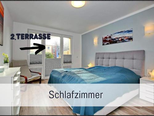 1 dormitorio con 1 cama con edredón azul en 2 Zimmer App Dünengarten Lieblingsplatz Wg11, en Kühlungsborn